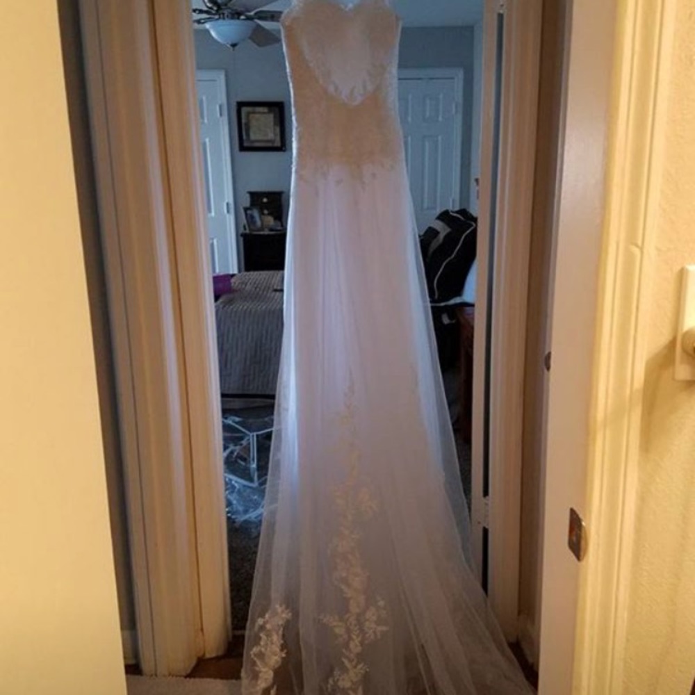Wedding dress - Picture 4 of 6